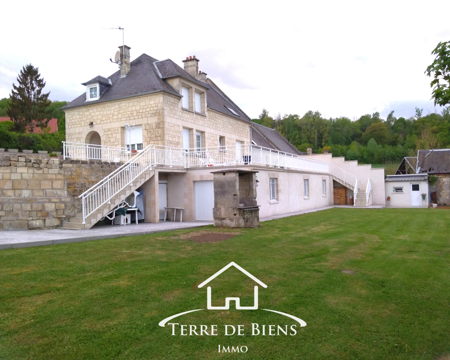 Propriété en pierre de taille avec dépendances à Berny-Rivière (02)