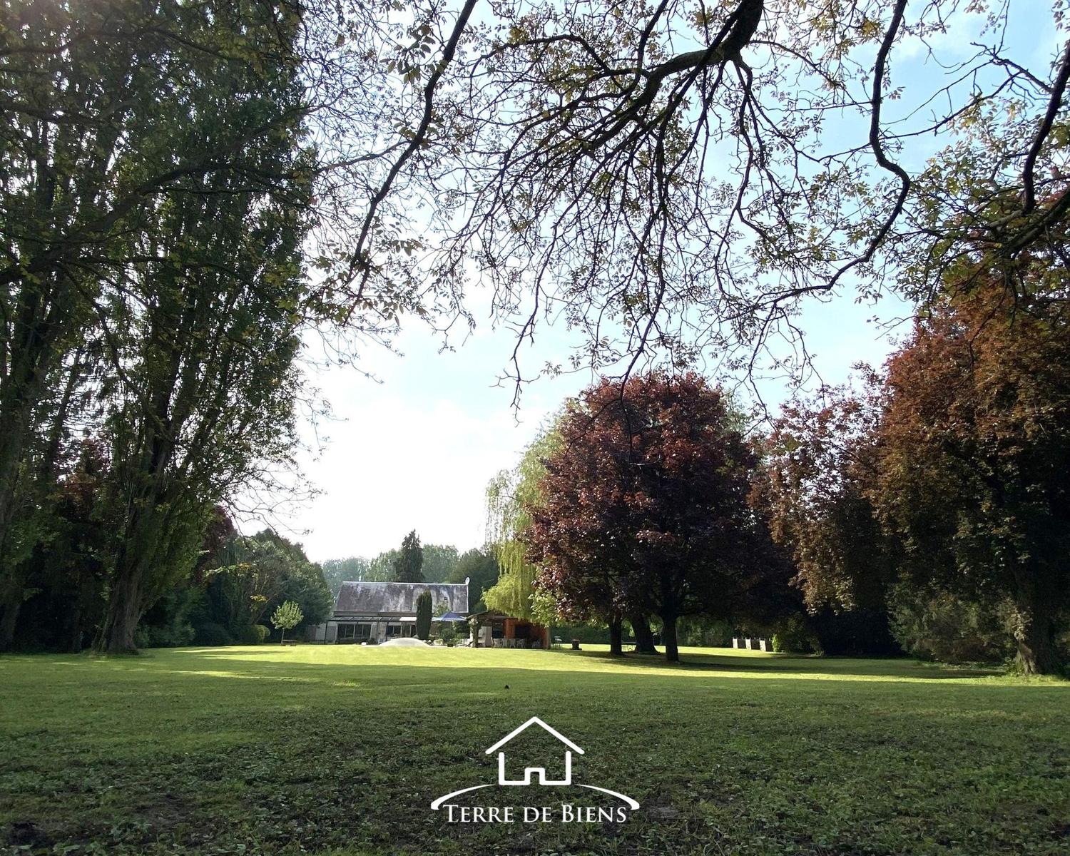 Longère en pierre de 214m², parc arboré, dépendances et piscine, axe Soissons-Compiègne