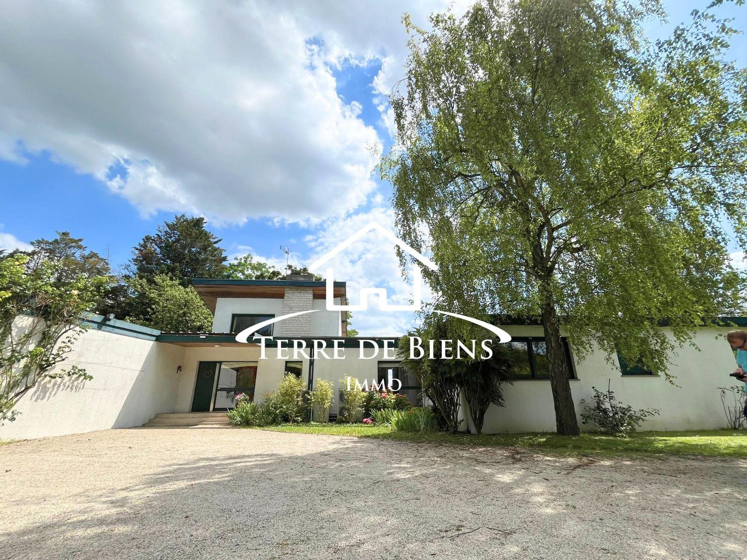 Maison 10 pièces avec terrain de tennis, étang à proximité du centre ville de Soissons