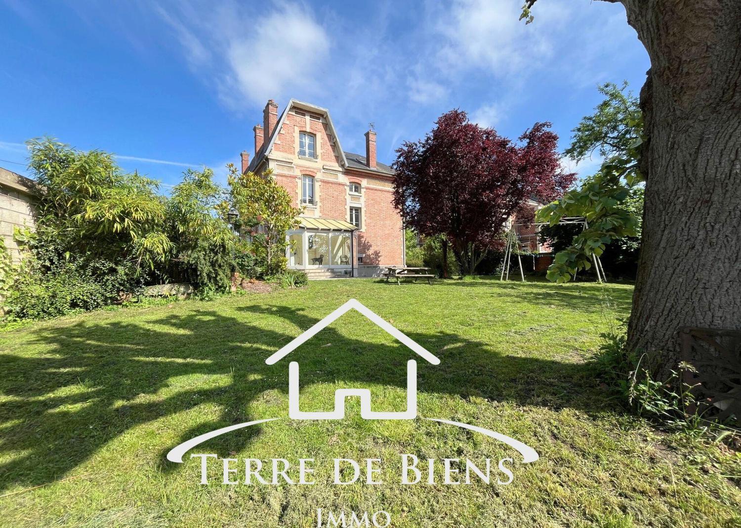 Maison de caractère, 7 pièces, garage, piscine à rénover, Soissons