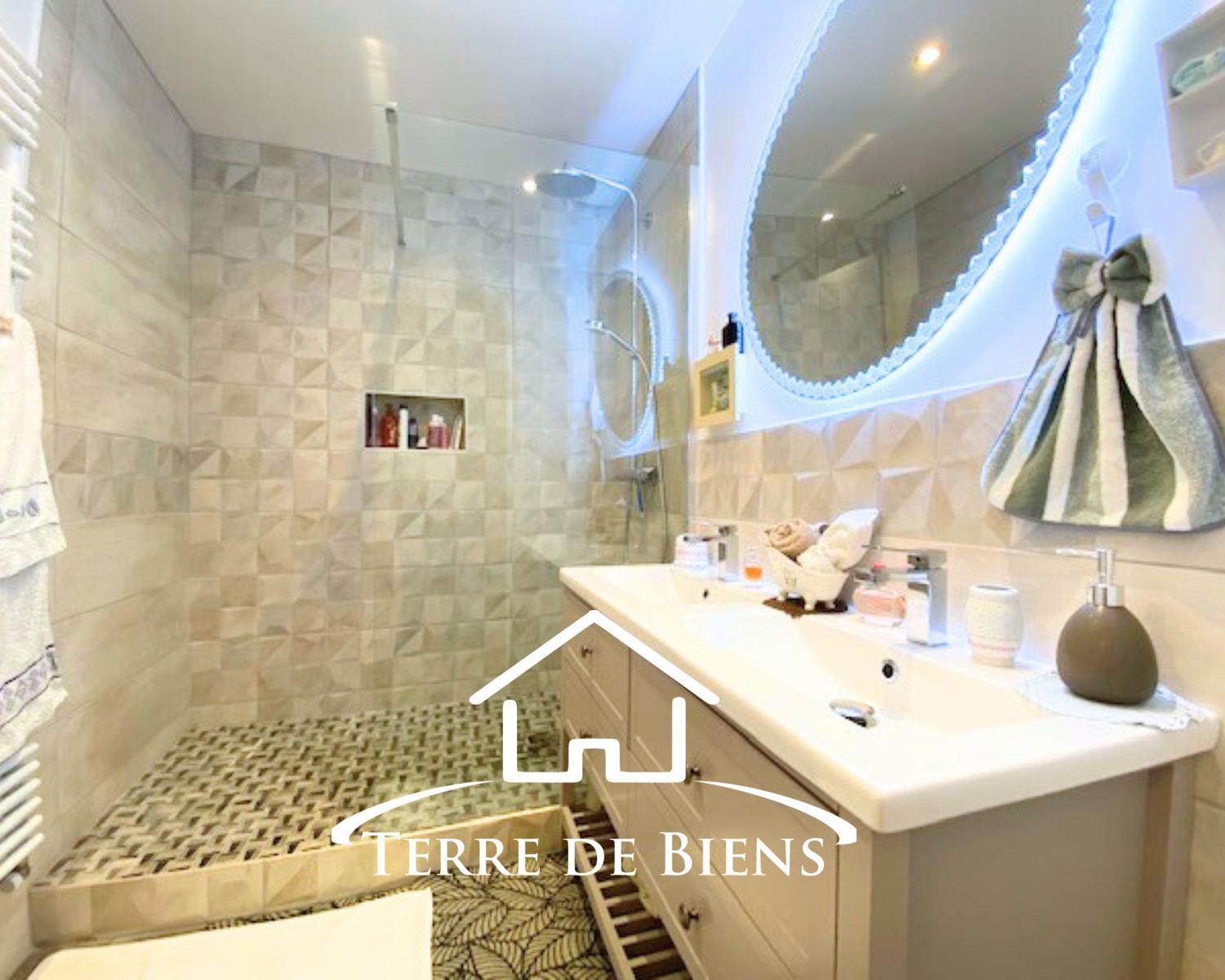 Appartement - 110 m² - 5 pièces - SdB